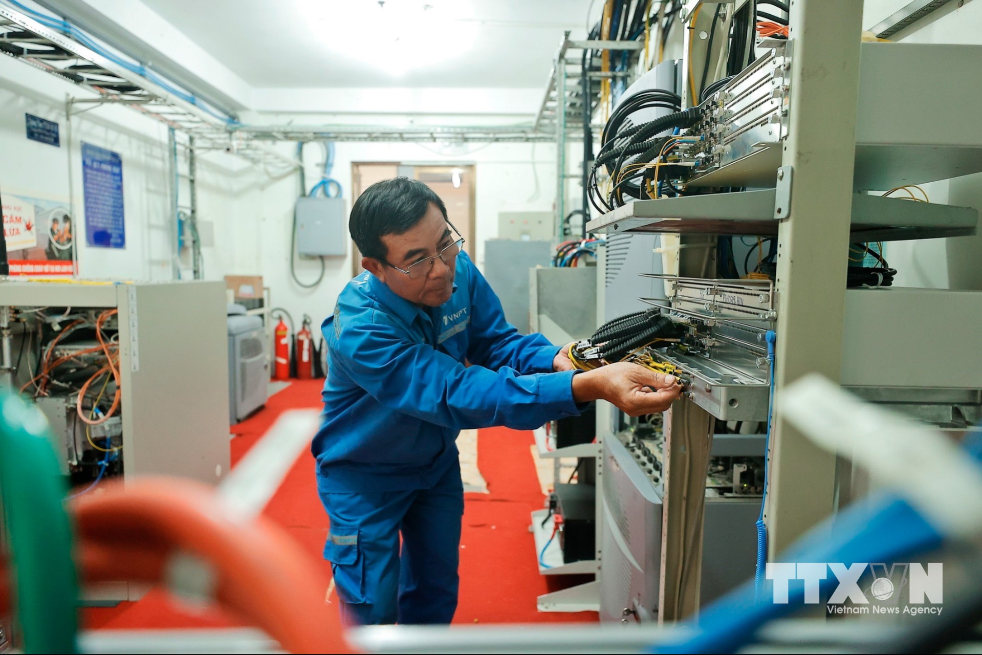 Nhân viên VNPT Bình Thuận xử lý kỹ thuật tại trạm BTS. (Ảnh: Minh Quyết/TTXVN)